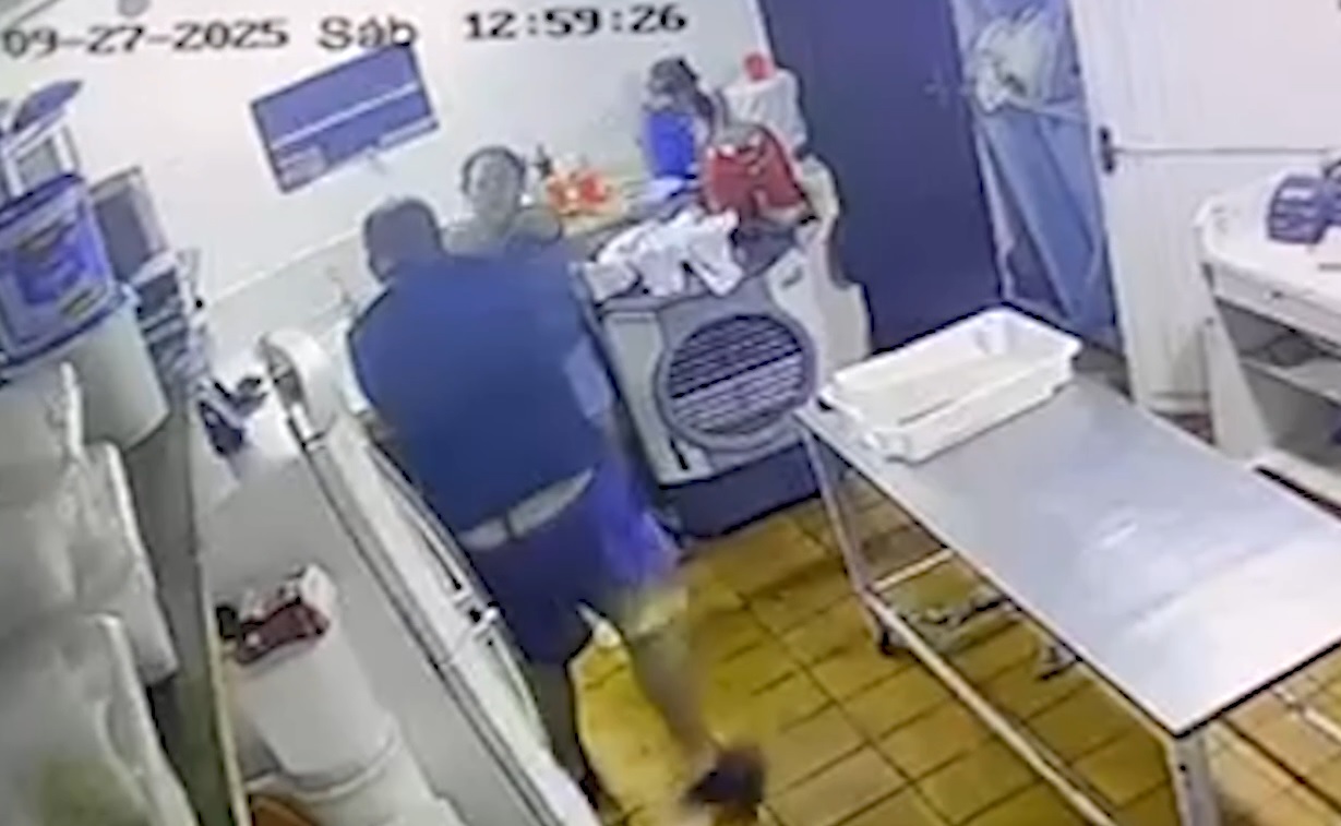 Mulher apanha por quase 5 minutos segurando filha de 2 anos; vídeo flagrou ataque