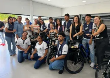 Soraya entrega bicicletas elétricas a agentes de saúde em Porto Murtinho