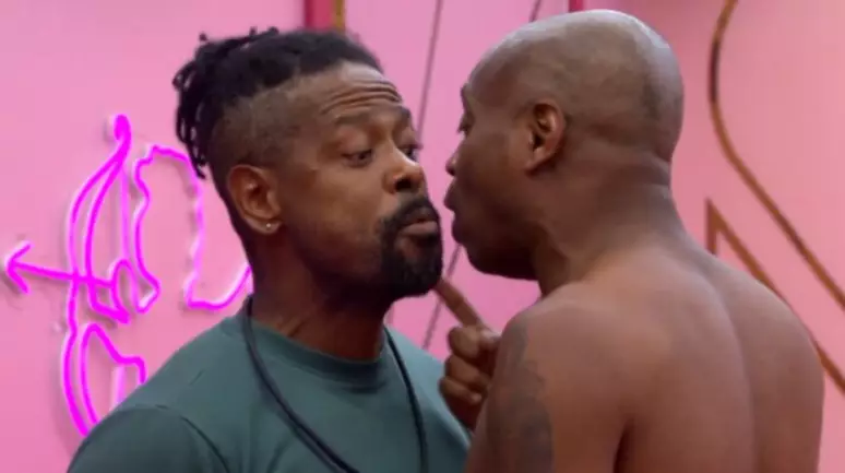 Edilson Capetinha se envolve em briga no BBB 26 e é expulso após agredir Boneco