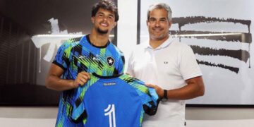 Aos 16 anos, Bruninho Samudio assina primeiro contrato profissional com o Botafogo