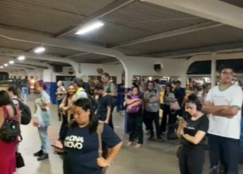 Irregularidade de horários no busão faz passageiros levarem quase três horas para chegar em casa Irregularidade de horários no busão faz passageiros levarem quase três horas para chegar em casa