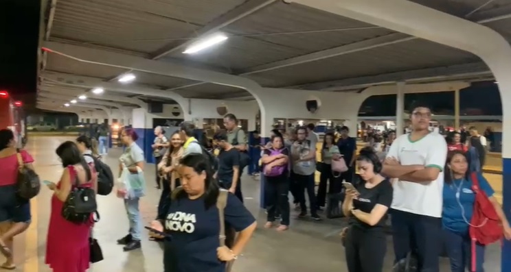 Irregularidade de horários no busão faz passageiros levarem quase três horas para chegar em casa