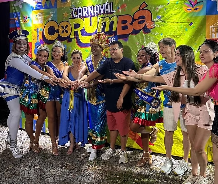 Soraya Thronicke se emociona e recebe homenagem no Carnaval de Corumbá