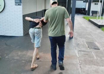 Bebê é espancado, sofre fratura no fêmur e mãe e padrasto são presos