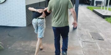 Bebê é espancado, sofre fratura no fêmur e mãe e padrasto são presos