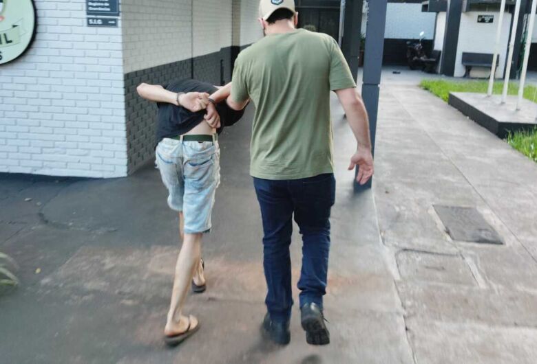 Bebê é espancado, sofre fratura no fêmur e mãe e padrasto são presos