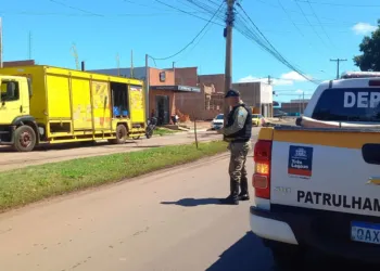 Carga de bebidas cai de caminhão e causa acidente com idosa Carga de bebidas cai de caminhão e causa acidente com idosa