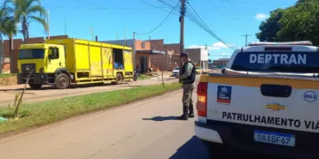 Carga de bebidas cai de caminhão e causa acidente com idosa