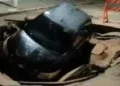 Cratera formada por chuvas engole carro e causa estragos na cidade Cratera formada por chuvas engole carro e causa estragos na cidade