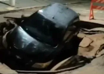 Cratera formada por chuvas engole carro e causa estragos na cidade Cratera formada por chuvas engole carro e causa estragos na cidade