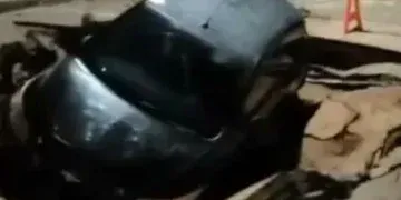 Cratera formada por chuvas engole carro e causa estragos na cidade