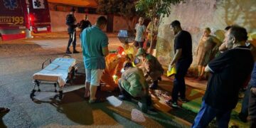 Mulher fica gravemente ferida após acidente entre carro e moto