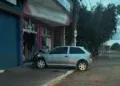 Carro invade vitrine no Centro de Aquidauana e deixa passageiro ferido