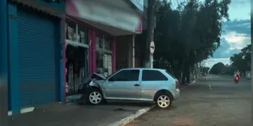 Carro invade vitrine no Centro de Aquidauana e deixa passageiro ferido