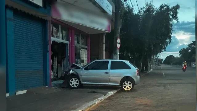 Carro invade vitrine no Centro de Aquidauana e deixa passageiro ferido