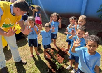 Crianças transformam a escola em um pomar urbano e aprendem a cuidar da natureza