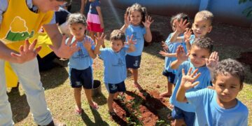 Crianças transformam a escola em um pomar urbano e aprendem a cuidar da natureza
