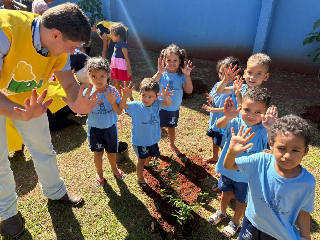 Crianças transformam a escola em um pomar urbano e aprendem a cuidar da natureza