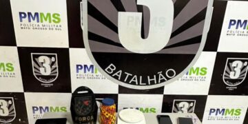 Duas jovens são presas e ponto de venda de drogas é desarticulado