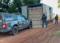 Caminhão furtado é recuperado com carga milionária de cigarros contrabandeados Caminhão furtado é recuperado com carga milionária de cigarros contrabandeados
