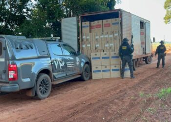 Caminhão furtado é recuperado com carga milionária de cigarros contrabandeados Caminhão furtado é recuperado com carga milionária de cigarros contrabandeados