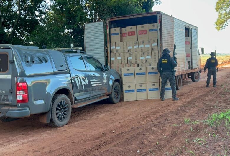 Caminhão furtado é recuperado com carga milionária de cigarros contrabandeados