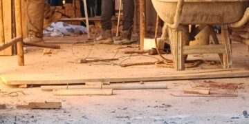 Pedreiro morre após cair de andaime em obra na casa da filha