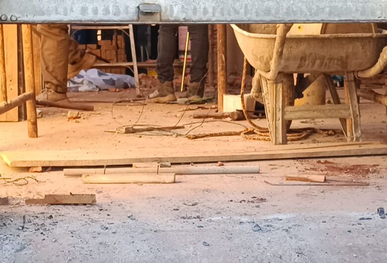 Pedreiro morre após cair de andaime em obra na casa da filha