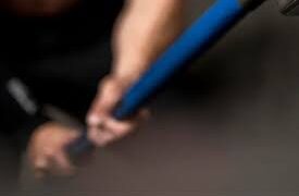 Mulher é ferida com barra de ferro e caco de vidro ao tentar separar briga