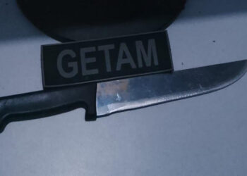 Homem com mandado por roubo tenta fugir, é detido armado com faca e acaba preso