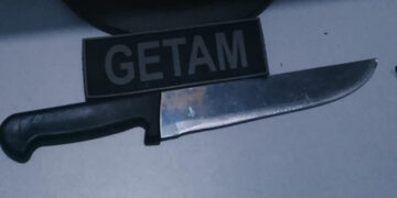 Homem com mandado por roubo tenta fugir, é detido armado com faca e acaba preso