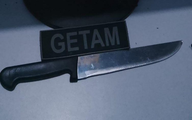 Homem com mandado por roubo tenta fugir, é detido armado com faca e acaba preso