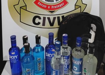 Criminosos invadem comércio, furtam bebidas e um acaba preso