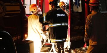 Incêndio criminoso destrói veículos em garagem no Jardim TV Morena