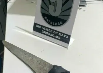 Homem ameaça irmã com faca e acaba preso