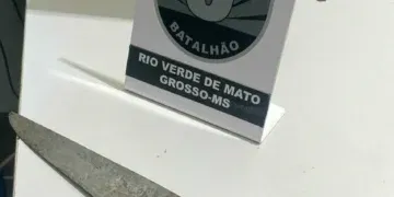 Homem ameaça irmã com faca e acaba preso