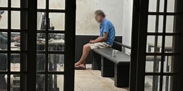 Culpa da vítima: idoso diz que mulher cravou faca no próprio peito