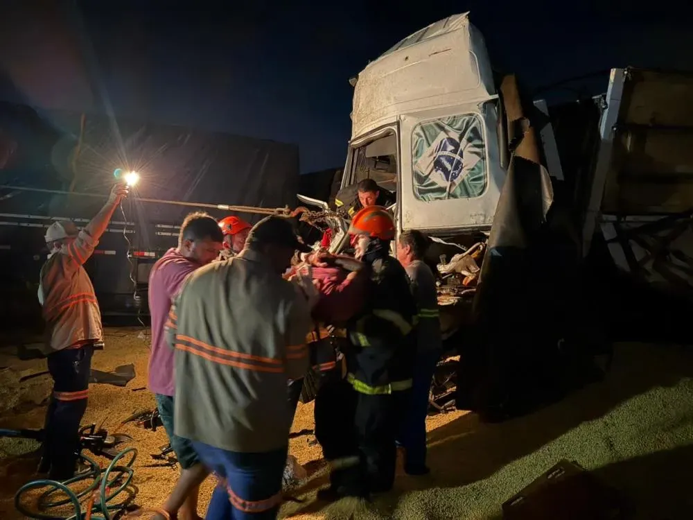 Engavetamento entre carretas deixa motorista em estado gravíssimo e interdita a MS-395