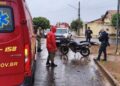 Motociclista sofre acidente na chuva e fratura a perna Motociclista sofre acidente na chuva e fratura a perna
