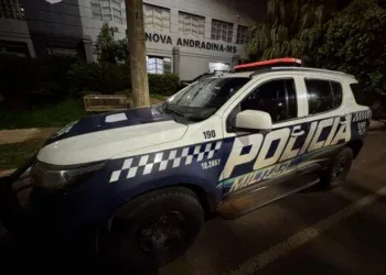 Mulher atira no marido após discussão e foge com a filha