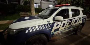 Mulher atira no marido após discussão e foge com a filha