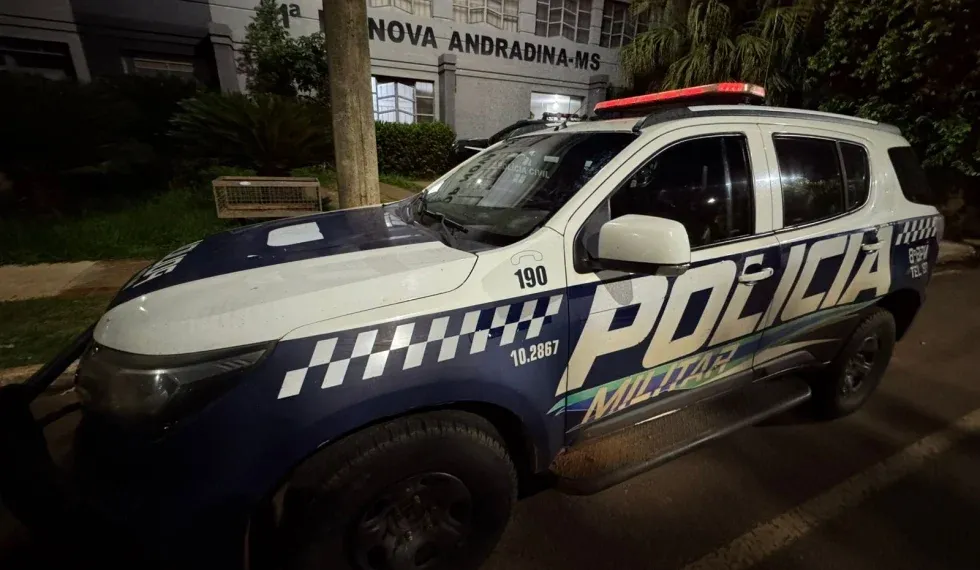 Mulher atira no marido após discussão e foge com a filha