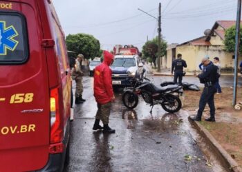 Motociclista sofre acidente na chuva e fratura a perna Motociclista sofre acidente na chuva e fratura a perna