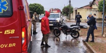 Motociclista sofre acidente na chuva e fratura a perna