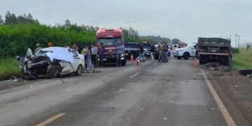 Acidente entre carro e caminhão deixa morto na BR-463