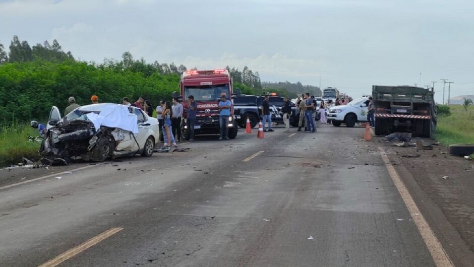 Acidente entre carro e caminhão deixa morto na BR-463
