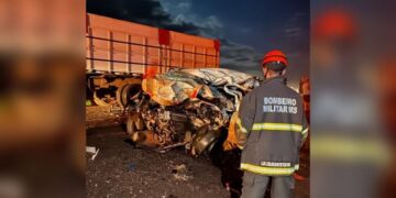 Três homens morrem em grave acidente entre carro e carreta na BR-267