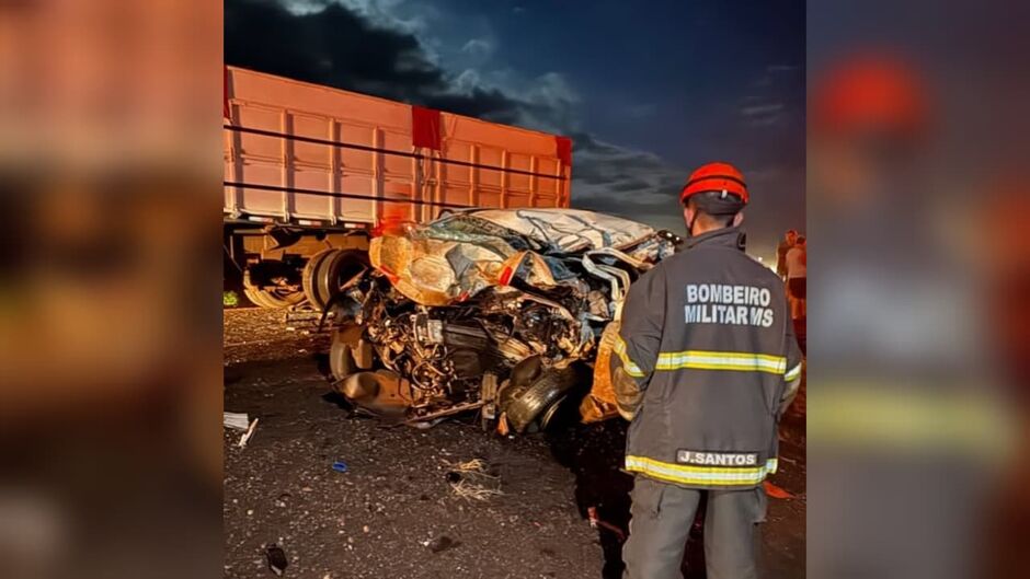 Três homens morrem em grave acidente entre carro e carreta na BR-267