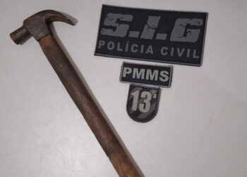 Homem é preso após tentar matar esposa a marteladas