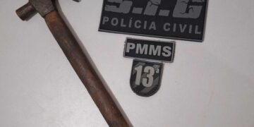 Homem é preso após tentar matar esposa a marteladas